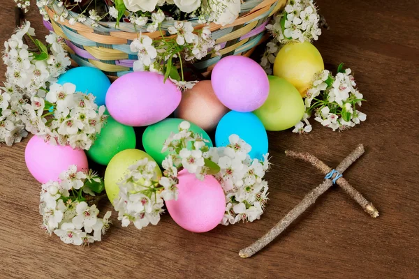Пасхальные яйца на ветке цветущего дерева — стоковое фото