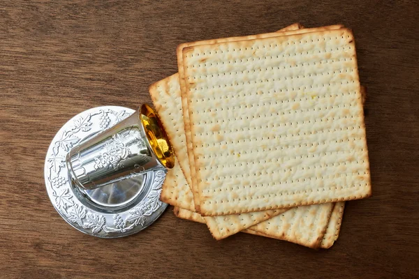 Pesach Still-life with wine and matzoh jewish passover bread — Stock Photo, Image