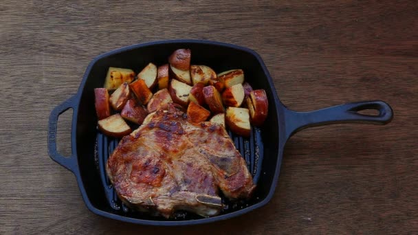 Pork steak potato in village white onion — Stock Video