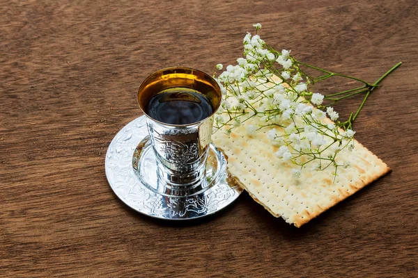 Pesach-Stillleben mit Wein und Matzoh-jüdischem Pessach-Brot — Stockfoto