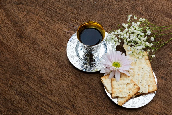 Pesach Zátiší s vínem a matzoh židovský Pesach chléb — Stock fotografie