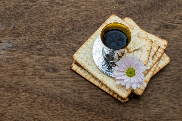 Pesach Natureza morta com vinho e pão páscoa judaica matzoh — Fotografia de Stock