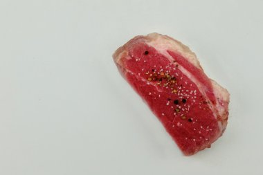 Taze çiğ dana biftek üzerine beyaz izole