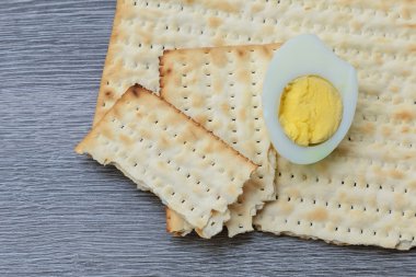 Pesach natürmort ile ve matzoh Yahudi Fısıh ekmek