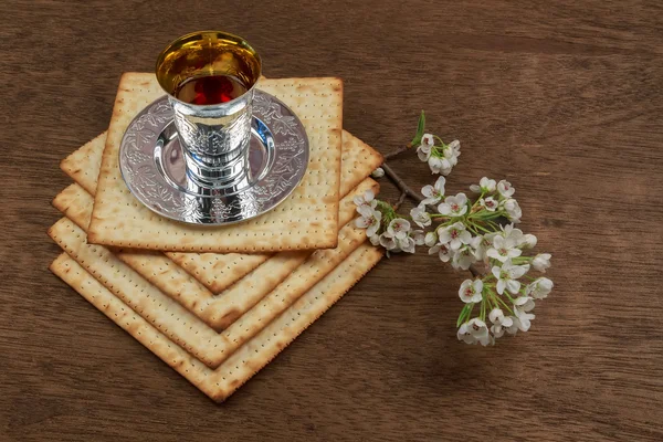 Pessah Nature morte avec du vin et du pain pascal juif matzoh — Photo