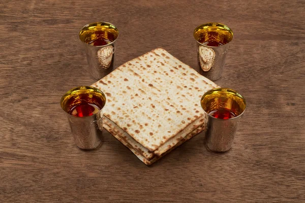 Pesach Zátiší s vínem a matzoh židovský Pesach chléb — Stock fotografie