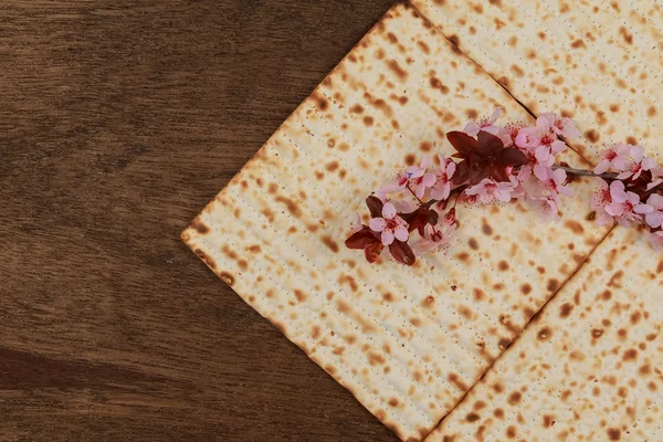 Pesach Natureza morta com vinho e pão páscoa judaica matzoh — Fotografia de Stock