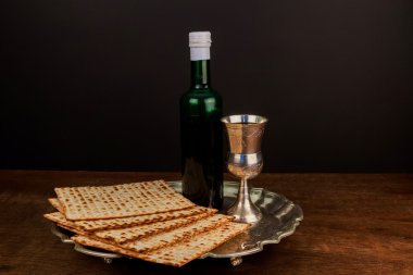 Pesach natürmort şarap ve matzoh Yahudi Fısıh ekmek ile