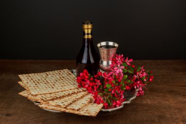 Pesach natürmort şarap ve matzoh Yahudi Fısıh ekmek ile