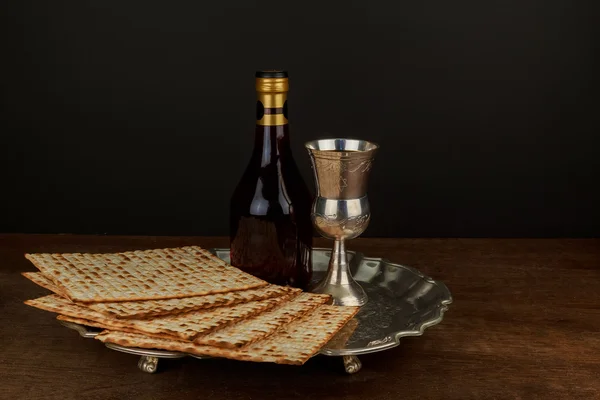 Pesach-Stillleben mit Wein und Matzoh-jüdischem Pessach-Brot — Stockfoto