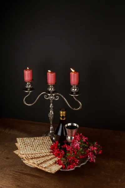 Pesach-Stilleben med vin och matzoh judisk påsk bröd — Stockfoto