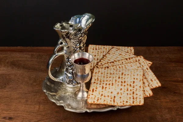 ワインとマッツォのユダヤ人の過越祭パン過ぎ越しの祭り静物 — ストック写真