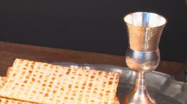 Pesach natürmort şarap ve matzoh Yahudi Fısıh ekmek ile