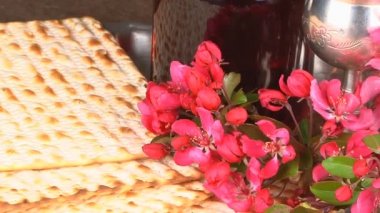 Pesach natürmort şarap ve matzoh Yahudi Fısıh ekmek ile