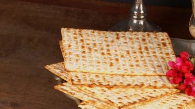 Pesach natürmort şarap ve matzoh Yahudi Fısıh ekmek ile