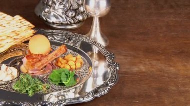 Pesach natürmort şarap ve matzoh Yahudi Fısıh ekmek ile