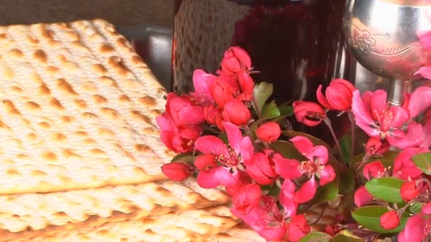 Pesach natürmort şarap ve matzoh Yahudi Fısıh ekmek ile — Stok video