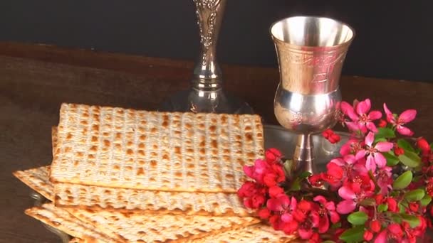 Pesach Natura morta con vino e pane pasquale ebreo matzoh — Video Stock