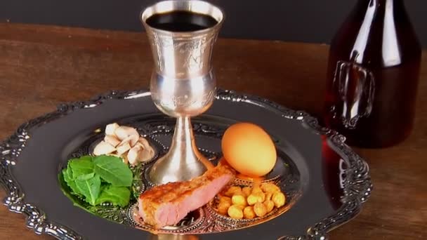 Pesach-Stillleben mit Wein und Matzoh-jüdischem Pessach-Brot — Stockvideo