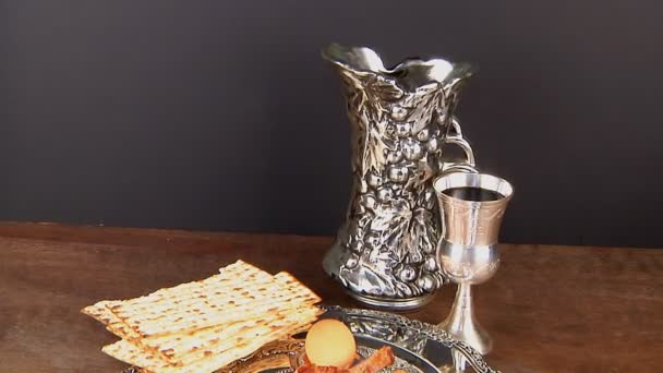 Песах Натюрморт с вином и мацо еврейский пасхальный хлеб — стоковое видео
