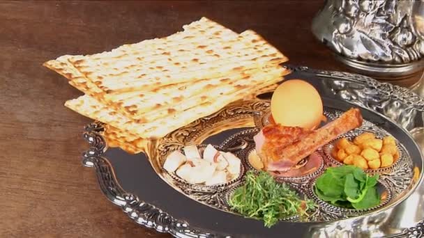 Pesach Natureza morta com vinho e pão páscoa judaica matzoh — Vídeo de Stock