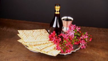 Pesach natürmort şarap ve matzoh Yahudi Fısıh ekmek ile