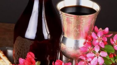 Pesach natürmort şarap ve matzoh Yahudi Fısıh ekmek ile