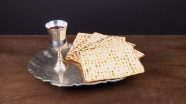 Pesach natürmort şarap ve matzoh Yahudi Fısıh ekmek ile