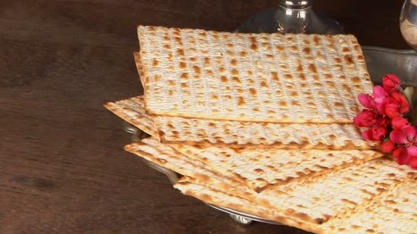 Pesach-martwa natura z winem i matzoh żydowskiej Paschy chleb — Wideo stockowe