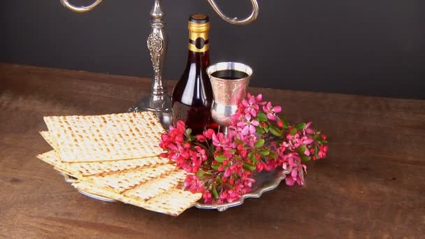 Pesach-martwa natura z winem i matzoh żydowskiej Paschy chleb — Wideo stockowe