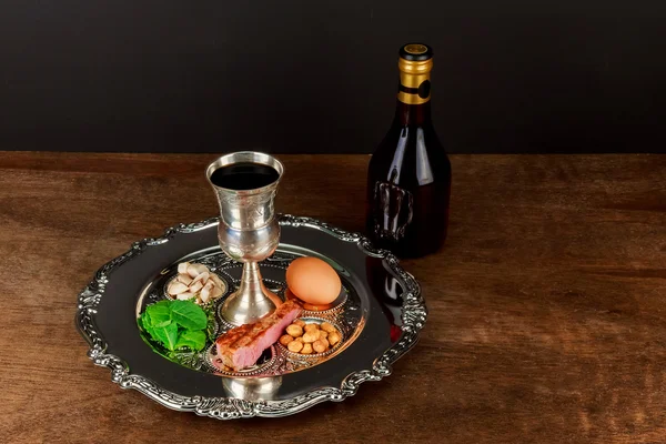 Pesach Natureza morta com vinho e pão páscoa judaica matzoh — Fotografia de Stock