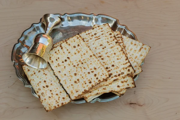 Top vista vinho e pão páscoa judaica matzoh sobre fundo de madeira . — Fotografia de Stock