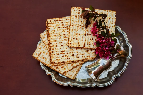 Top vista vinho e pão páscoa judaica matzoh sobre fundo de madeira . — Fotografia de Stock