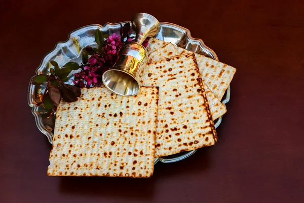 Top vista vinho e pão páscoa judaica matzoh sobre fundo de madeira . — Fotografia de Stock