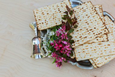 Pesach natürmort şarap ve matzoh Yahudi Fısıh ekmek ile