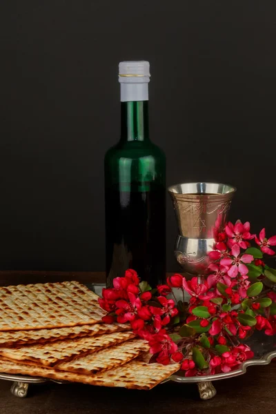 Pesach Natura morta con vino e pane pasquale ebreo matzoh — Foto Stock