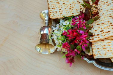 Pesach natürmort şarap ve matzoh Yahudi Fısıh ekmek ile