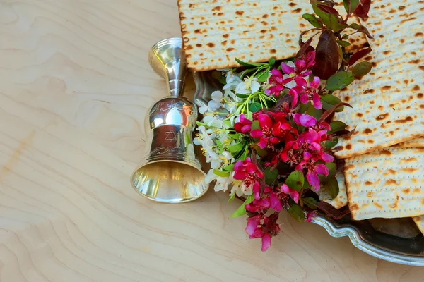 Pesach Natura morta con vino e pane pasquale ebreo matzoh — Foto Stock