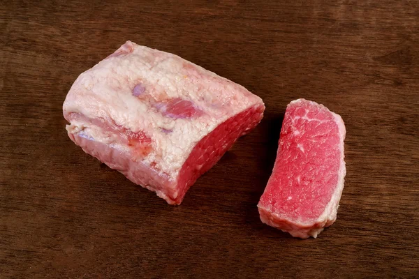 新鮮な生の牛肉ステーキ白で隔離 — ストック写真