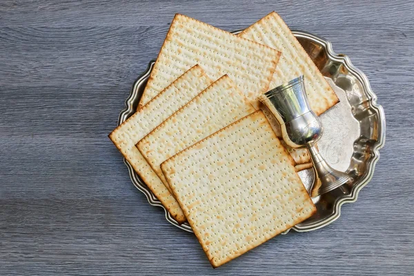 Pesach-Stilleben med vin och matzoh judisk påsk bröd — Stockfoto