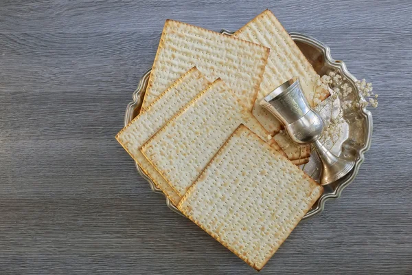 Песах Натюрморт с вином и мацо еврейский пасхальный хлеб — стоковое фото