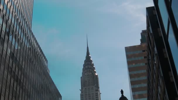 Chrysler Building New York, låg vinkel skott av kameran roterar framför skyskrapor. — Stockvideo