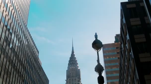 Chrysler Building New Yorkban, alacsony szög lövés a kamera forgó felhőkarcoló előtt. — Stock videók