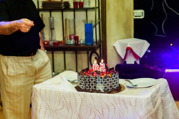 Celebração o aniversário de 50 anos bolo de restaurante — Fotografia de Stock