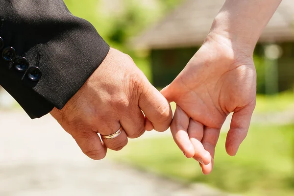 Χέρια closeup των ζευγών που κατέχονται συμμετέχουν εστίαση σε δαχτυλίδι. — Φωτογραφία Αρχείου