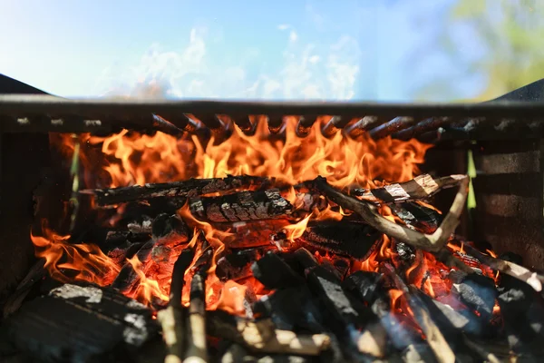 Schwarz verbrannte Holzkohle Grill Grill Feuer natürlich — Stockfoto