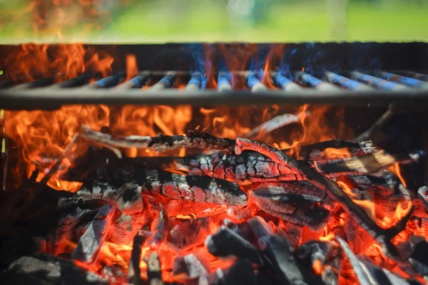 Schwarz verbrannte Holzkohle Grill Grill Feuer natürlich — Stockfoto