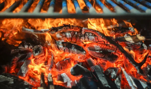 Preto queimado carvão bbq grade fogo natural — Fotografia de Stock