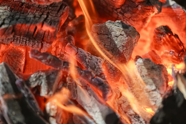 Negro quemado carbón barbacoa rejilla fuego natural — Foto de Stock