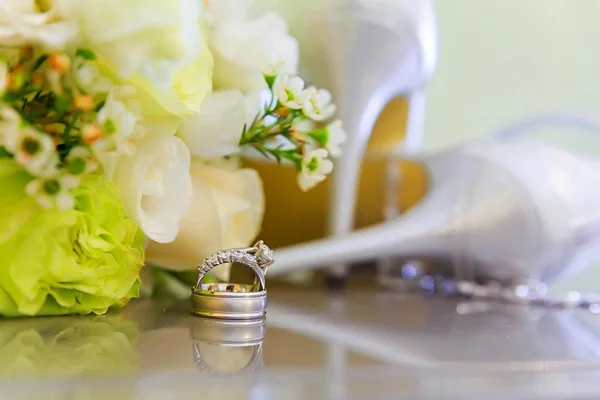 Wedding rings and high — Stock Photo, Image